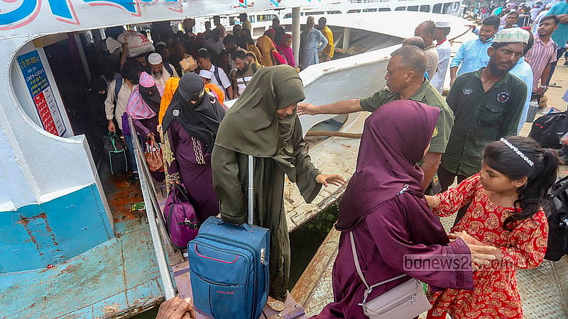 ঈদের ছুটি কাটিয়ে কর্মস্থলে ফিরছেন মানুষ। শুক্রবার ঢাকার সদরঘাট লঞ্চ টার্মিনালে।  ছবি: আব্দুল্লাহ আল মমীন