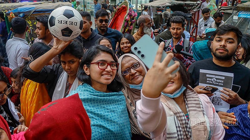 ঢাকার সিপাহীবাগ টেম্পো স্ট্যান্ড এলাকায় সোমবার নির্বাচনি প্রচারে নামেন ঢাকা-৯ আসনের স্বতন্ত্র প্রার্থী তাসনিম জারা। এসময় তার সঙ্গে