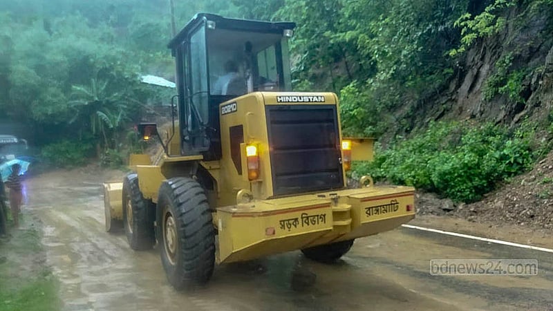 রাঙামাটিতে টানা বৃষ্টিতে পাহাড় ধসের পর সড়ক থেকে মাটি সরাচ্ছে রাঙামাটি সড়ক বিভাগ।