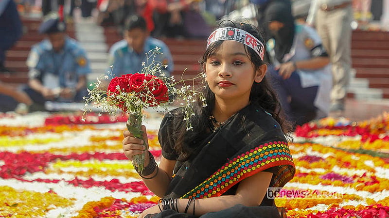 শ্রদ্ধার ফুল হাতে একুশে ফেব্রুয়ারির সকালে শহীদ মিনারে আসে শিশুটি। ছবি: আব্দুল্লাহ আল মমীন
