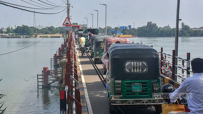 সংস্কার কাজের জন্য ১৪ মাস বন্ধ থাকার পর চট্টগ্রামের শতবর্ষী কালুরঘাট সেতু রোববার সকাল থেকে যান চলাচলের জন্য খুলে দেওয়া হয়েছে। তবে সিগন্যালের কাজ শেষ না হওয়ায় দুদিক থেকে গাড়ি উঠে যাওয়ায় সৃষ্টি হচ্ছে যানজটের। ছবি: সুমন বাবু
