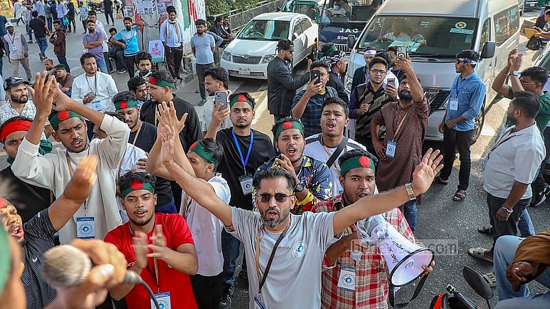 অননুমোদিত মোবাইল ফোন বন্ধ করার সরকারি সিদ্ধান্তের প্রতিবাদে রোববার মিরপুর সড়ক অবরোধ করে বিক্ষোভ করেন মোবাইল ফোন ব্যবসায়ী ও তাদের কর্মচারীরা।