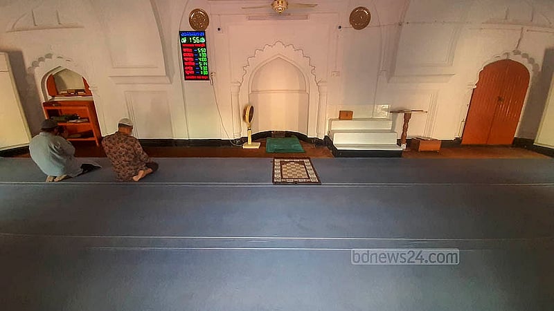 খান মোহাম্মাদ মৃধা মসজিদের ভিতরে তিন কাতারে ৩০ জন করে ৯০ জন একসঙ্গে নামাজ আদায় করতে পারেন