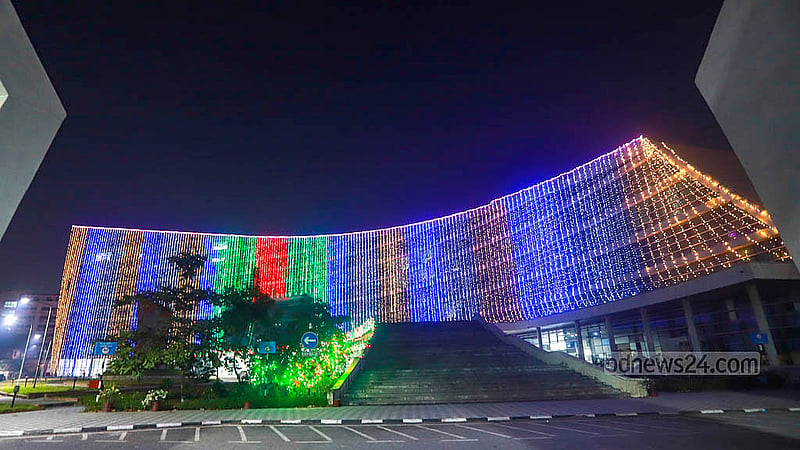 বিজয় দিবস উপলক্ষে লাল সবুজ বাতিতে সাজানো হয়েছে ঢাকার তেজগাঁওয়ে অবস্থিত সড়ক ভবন। ছবি: আব্দুল্লাহ আল মমীন