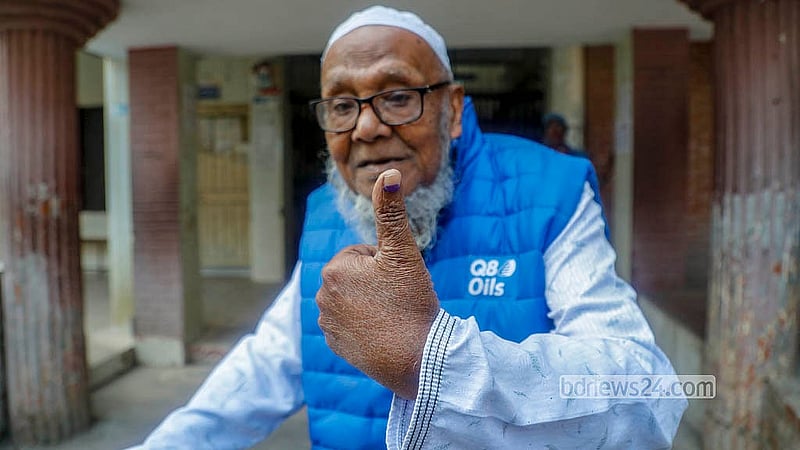 ত্রয়োদশ সংসদ নির্বাচনে ঢাকার এ কে উচ্চ বিদ্যালয় ও কলেজ কেন্দ্রে ভোট দিয়ে হাতের অমোচনীয় কালি দেখান ৯৭ বছর বয়সি আবু বক্কর সিদ্দিক
