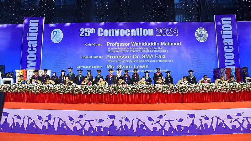 ২৫তম সমাবর্তন অনুষ্ঠানে ৮ হাজার ১৯ জন শিক্ষার্থীকে গ্র্যাজুয়েট ডিগ্রি দেওয়া হয়। কৃতিত্বপূর্ণ ফলের জন্য ২০ জন পেয়েছেন স্বর্ণপদক।