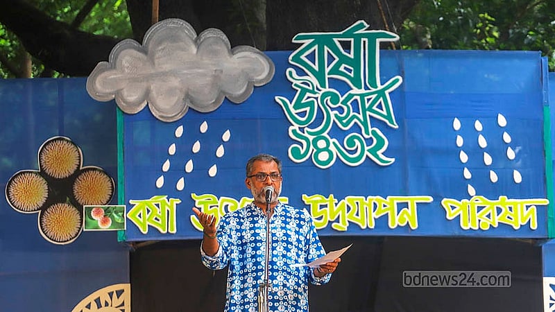 ঢাকা বিশ্ববিদ্যালয়ের চারুকলা অনুষদের বকুলতলায় রোববার সকালে বর্ষা উৎসবে আবৃত্তি করেন আহসান উল্লাহ তমাল।  ছবি: আব্দুল্লাহ আল মমীন