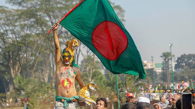 বিজয় দিবসে সাভারের জাতীয় স্মৃতিসৌধে জাতীয় পতাকা নিয়ে বাঘের সাজে আসেন একজন