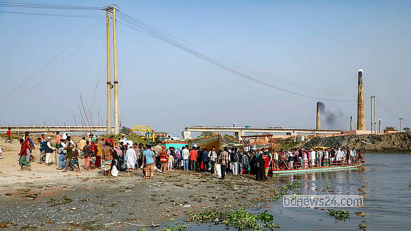 কেরাণীগঞ্জের মোল্লাবাজার এলাকায় ধলেশ্বরী শাখা নদীর ওপর সেতুর নির্মাণ কাজ আট বছরেও শেষ না হওয়ায় প্রতিদিন হাজারো মানুষ স্থানীয়ভাবে তৈরি ফেরিতে ঝুঁকি নিয়ে নদী পার হচ্ছেন
