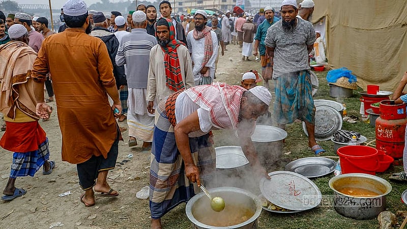তুরাগ ময়দানে নিজেদের খাবার নিজেরাই রান্না করছেন বিশ্ব ইজতেমায় অংশ নেওয়া ব্যক্তিরা। ছবি: মাহমুদ জামান অভি