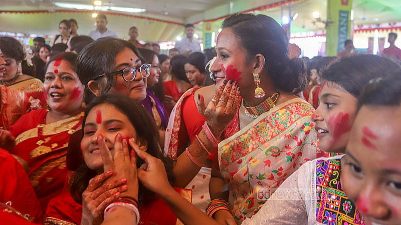বিজয়া দশমীতে ঢাকেশ্বরী মন্দিরে রোববার গানের তালে তালে সিঁদুর খেলায় মেতে ওঠেছে সনাতন ধর্মাবলম্বীরা। ছবি: আব্দুল্লাহ আল মমীন