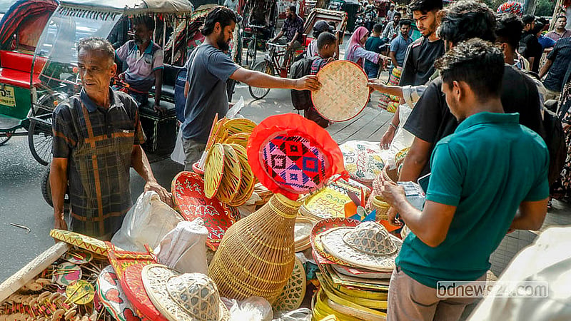 বাংলা নববর্ষ সামনে রেখে ঢাকা বিশ্ববিদ্যালয়ের দোয়েল চত্বরে কারুশিল্পের দোকানগুলোতে সাজিয়ে রাখা হয়েছে নানা ধরনের পণ্য