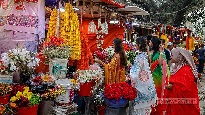 বসন্তবরণে সাজতে রাজধানীর শাহবাগের দোকান ঘুরে ঘুরে বৃহস্পতিবার নারীরা পছন্দের ফুল কেনেন