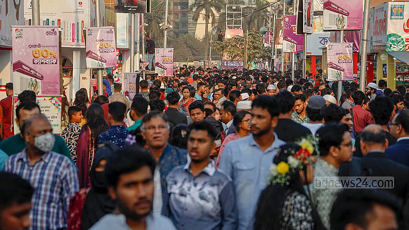অমর একুশে বইমেলায় ছুটির দিন শনিবার বইপ্রেমীদের আনাগোনা ছিল চোখে পড়ার মত। ছবি: মাহমুদ জামান অভি