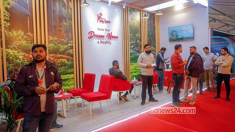 বাংলাদেশ-চীন মৈত্রী সম্মেলন কেন্দ্রে আয়োজিত রিহ্যাব মেলায় অংশ নিয়েছে বিভিন্ন আর্থিক কোম্পানিও