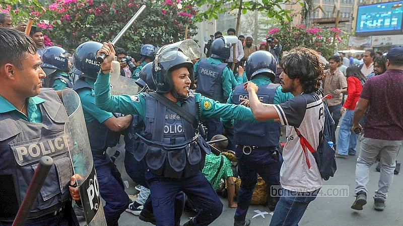 রাজধানীর ইন্টারকন্টিনেন্টাল হোটেলের সামনে মঙ্গলবার বিকালে ধর্ষণবিরোধী বিক্ষোভকারীদের পদযাত্রা পৌঁছালে তাদের ছত্রভঙ্গ করতে লাঠিচার্জ করে পুলিশ।
