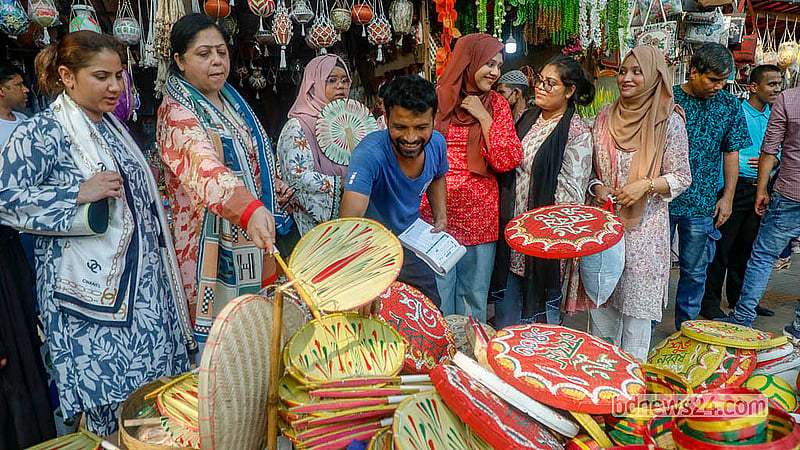 ঢাকার অনেক মানুষ বৈশাখ বরণের পণ্য কেনেন ঢাকা বিশ্ববিদ্যালয়ের দোয়েল চত্বরের কারুশিল্পের দোকানগুলো থেকে
