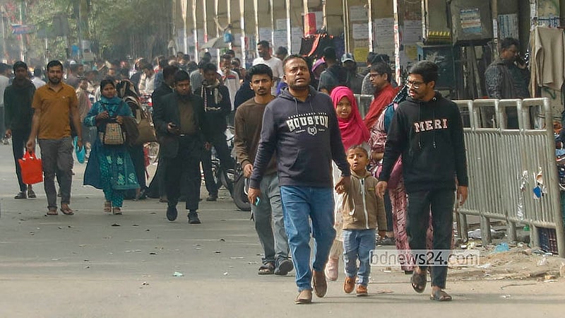 ইনকিলাব মঞ্চের আহ্বায়ক শরীফ ওসমান হাদি হত্যার বিচারের দাবিতে শনিবার সংগঠনটি শাহবাগ মোড় অবরোধ করলে দীর্ঘ যানজটে ভোগান্তিতে পড়েন যাত্রী ও ঢাকা বিশ্ববিদ্যালয়ের ভর্তি পরীক্ষা দিতে আসা শিক্ষার্থীরা