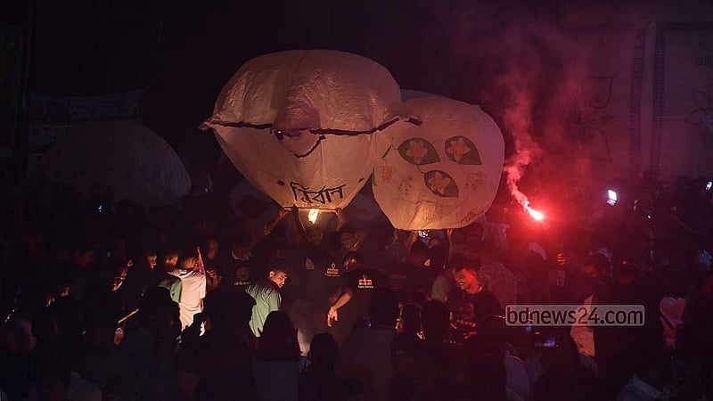 চট্টগ্রামের নন্দন কানন বিহারে প্রার্থনা আর ফানুস উড়িয়ে বুধবার প্রবারণা পূর্ণিমা উদযাপন করেন বৌদ্ধ ধর্মাবলম্বীরা। ছবি: সুমন বাবু