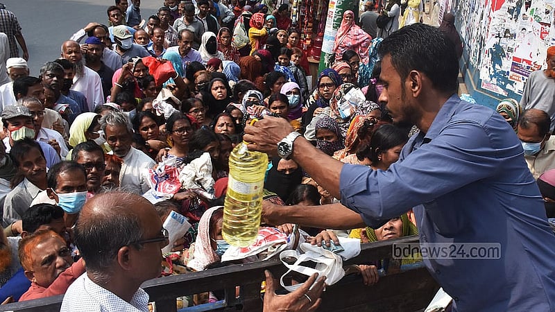 নগরীর চেরাগী পাহাড় মোড়ে বুধবার সকাল থেকে টিসিবির ট্রাকের পেছনে ক্রেতাদের দীর্ঘ সারি।
