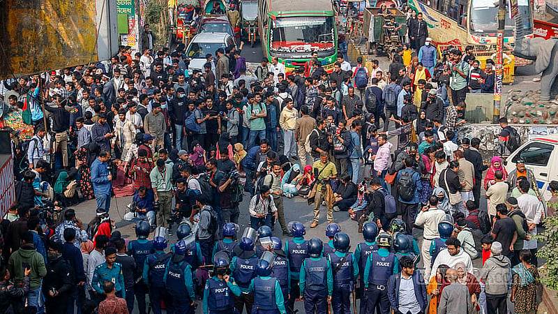 ঢাকা সেন্ট্রাল ইউনিভার্সিটি গঠনের চূড়ান্ত অধ্যাদেশ জারির দাবিতে বুধবার দুপুরে রাজধানীর সায়েন্স ল্যাবরেটরি মোড় অবরোধ করেন শিক্ষার্থীরা