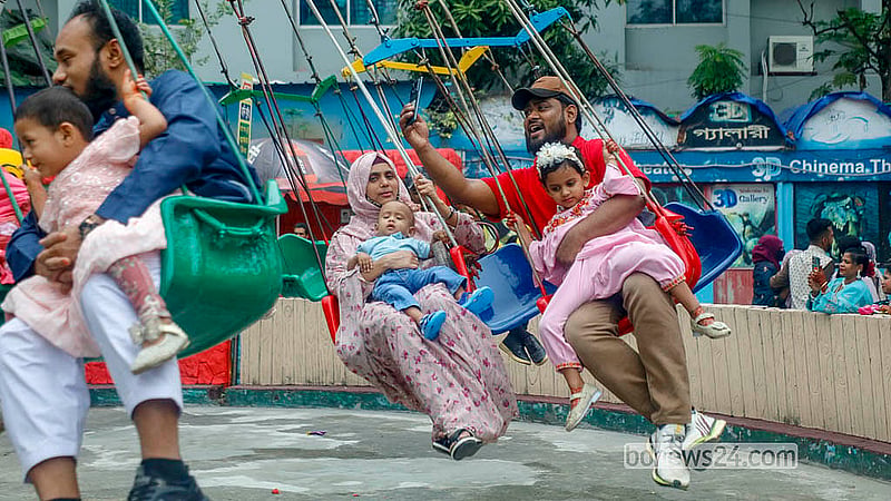 রাজধানীর শ্যামলীতে শিশু মেলায় শনিবার শিশুদের সঙ্গে বড়দেরও বিভিন্ন রাইডে চড়তে দেখা যায়
