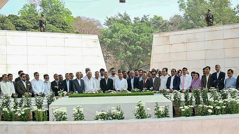 জাতীয় স্মৃতিসৌধে বুধবার বীর শহীদদের শ্রদ্ধা জানানো শেষে প্রধানমন্ত্রী তারেক রহমান ও তার মন্ত্রিসভার সদস্যরা সাবেক প্রেসিডেন্ট জিয়াউর রহমান ও সাবেক প্রধানমন্ত্রী খালেদা জিয়ার সমাধি জিয়ারত করেন