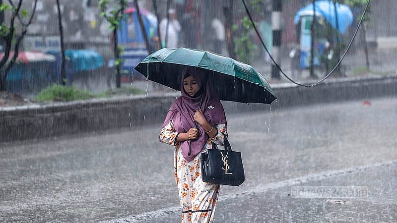 আষাঢ়ের তৃতীয় দিন মঙ্গলবার সকাল থেকেই ঝিরিঝিরি আবার কখনো ঝুম বৃষ্টি হয় রাজধানীতে। এই বৃষ্টি কয়েক দিনের ভ্যাপসা গরম থেকে স্বস্তি দেয় রাজধানীবাসীকে। দয়াগঞ্জ এলাকা থেকে তোলা। ছবি: আব্দুল্লাহ আল মমীন