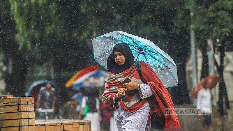 মঙ্গলবার দিনভর বৃষ্টিতে ভোগান্তিতে পড়ে ঘরের বাইরে বের হওয়া মানুষ। ঢাকা বিশ্ববিদ্যালয় এলাকা থেকে তোলা।  ছবি: আব্দুল্লাহ আল মমীন