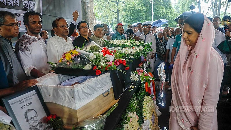 কেন্দ্রীয় শহীদ মিনার প্রাঙ্গণে শনিবার সাহিত্যিক সৈয়দ মনজুরুল ইসলামের প্রতি শ্রদ্ধা জানান অন্তর্বর্তী সরকারের উপদেষ্টা সৈয়দা রিজওয়ানা হাসান। ছবি: আব্দুল্লাহ আল মমীন