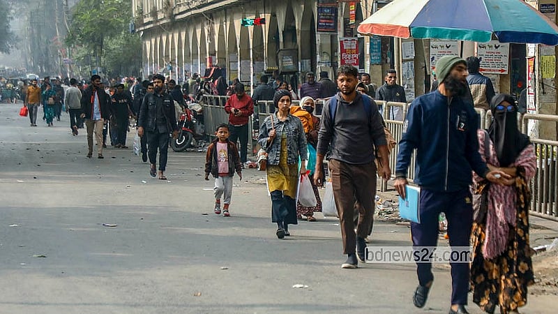 ইনকিলাব মঞ্চের আহ্বায়ক শরীফ ওসমান হাদি হত্যার বিচারের দাবিতে শনিবার সংগঠনটি শাহবাগ মোড় অবরোধ করলে দীর্ঘ যানজটে ভোগান্তিতে পড়েন যাত্রী ও ঢাকা বিশ্ববিদ্যালয়ের ভর্তি পরীক্ষা দিতে আসা শিক্ষার্থীরা