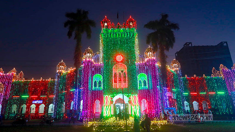 বিজয় দিবস উপলক্ষে আলোকসজ্জা করা হয়েছে ঢাকা বিশ্ববিদ্যালয়ের কার্জন হলে। ছবি: আব্দুল্লাহ আল মমীন