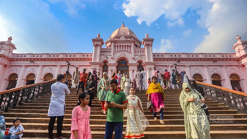 পুরান ঢাকার ঐতিহাসিক আহসান মঞ্জিল জাদুঘরে শুক্রবার ছিল দর্শনার্থীদের উপচেপড়া ভিড়। ছবি: আব্দুল্লাহ আল মমীন
