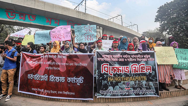 রাজু ভাস্কর্য সামনে দেশজুড়ে সংঘটিত ধর্ষণে জড়িত অপরাধীদের বিচার ও নারীদের নিরাপত্তার দাবীতে ধর্ষণবিরোধী বিক্ষোভ কর্মসূচি পালন করে ভূতত্ত্ব বিভাগ ও পদার্থবিজ্ঞান বিভাগ ঢাকা বিশ্ববিদ্যালয় শিক্ষার্থীরা। ছবি: আব্দুল্লাহ আল মমীন