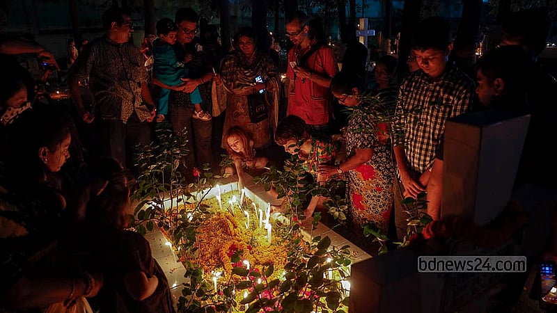 ‘অল সোলস ডেতে'ঢাকার ওয়ারীতে খ্রিষ্টান সমাধি ক্ষেত্রে প্রয়াতদের আত্মার শান্তি কামনায় প্রার্থনা করেন স্বজনরা। ছবি: মাহমুদ জামান অভি