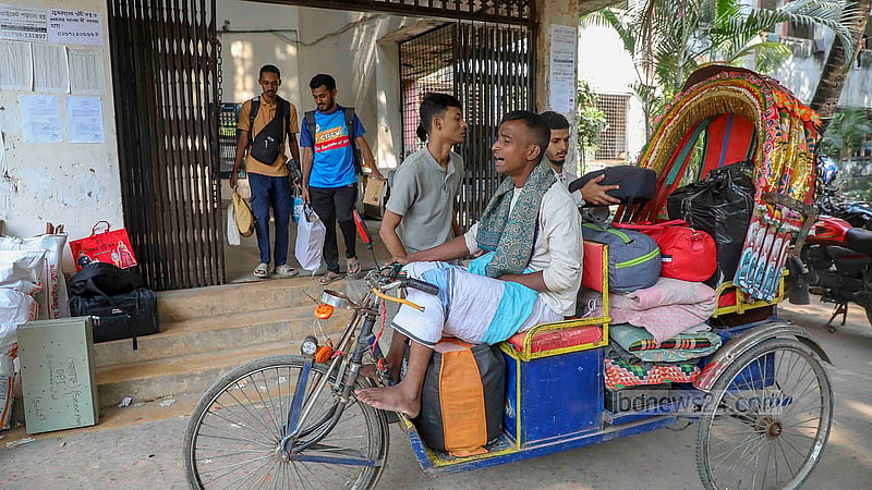 দুই দিনে চার দফা ভূমিকম্পের পর ঢাকা পলিটেকনিক ইনস্টিটিউটের ঝুঁকিপূর্ণ লতিফ ছাত্রাবাস থেকে বের হয়ে আসছেন শিক্ষার্থীরা।