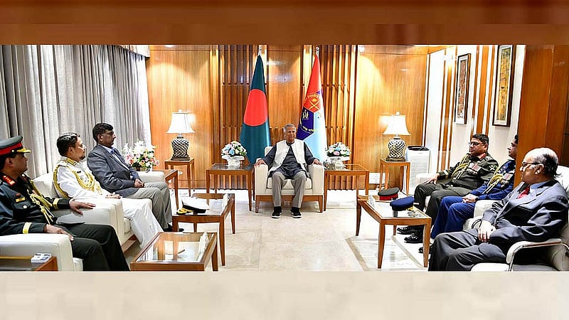 সশস্ত্র বাহিনী দিবস উপলক্ষে ঢাকা সেনানিবাসে প্রধান উপদেষ্টা মুহাম্মদ ইউনূসের সঙ্গে বৃহস্পতিবার তিন বাহিনীর প্রধানরা সাক্ষাৎ করেন। ছবি: পিআইডি