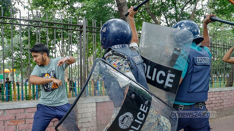 জগন্নাথ বিশ্ববিদ্যালয়ের লংমার্চ কাকরাইল মসজিদের সামনে পৌঁছলে তাদের ছত্রভঙ্গ করতে লাঠি চালায় পুলিশ। ছবি: মাহমুদ জামান অভি