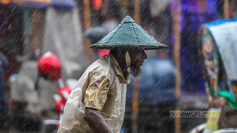 সাগরে গভীর নিম্নচাপের প্রভাবে রাজধানীতে বৃহস্পতিবার একনাগাড়ে বৃষ্টির কারণে ভোগান্তিতে পড়েন স্বল্প আয়ের মানুষ। জুরাইন এলাকা থেকে তোলা। ছবি: আব্দুল্লাহ আল মমীন