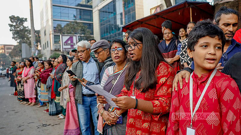 ছায়ানটে হামলার প্রতিবাদে মঙ্গলবার বিকালে ধানমন্ডিতে ছায়ানট সংস্কৃতি ভবনের সামনে বড়দের সঙ্গে শিশু-কিশোররাও গলা মিলিয়ে গান গেয়ে সংহতি প্রকাশ করেছে