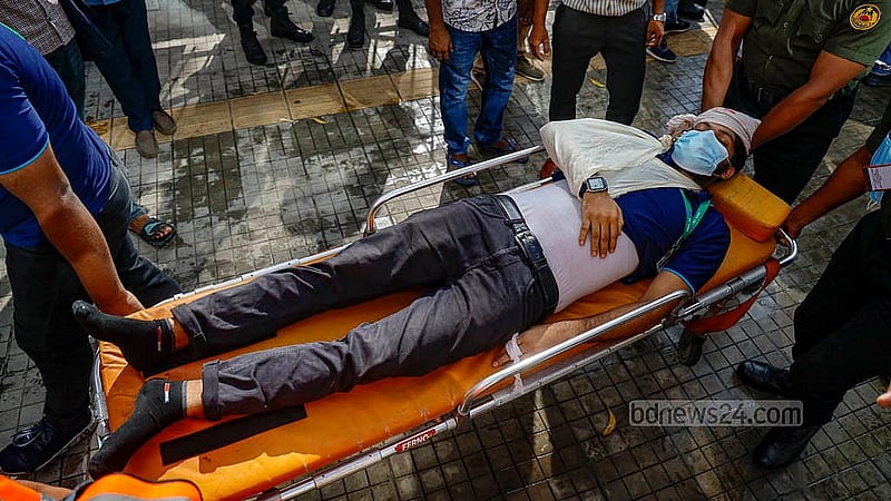 মেট্রোরেল স্টেশনে অগ্নিকাণ্ডে আহতদের প্রথমে দিতে হবে প্রাথমিক চিকিৎসা। বুধবার মেট্রোরেলের বিজয় সরণি স্টেশনে আগুনের মহড়ায় সেই চিত্রও তুলে ধরা হয়। ছবি: মাহমুদ জামান অভি