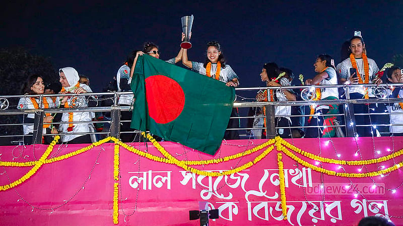 শাহজালাল আন্তর্জাতিক বিমানবন্দরে নামার পর সাফ উইমেনস ফুটসালের প্রথম আসরের জয়ী নারী ফুটবলারদের ছাদ খোলা বাসে সংবর্ধনা দেওয়া হয়