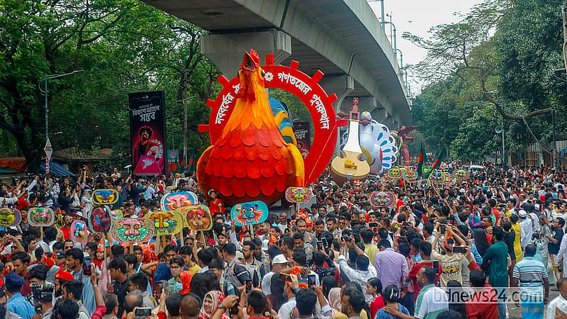 নববর্ষ উদযাপনের অংশ হিসেবে মঙ্গলবার সকালে ঢাকা বিশ্ববিদ্যালয়ের চারুকলা অনুষদ থেকে বের হয় আনন্দ শোভাযাত্রা