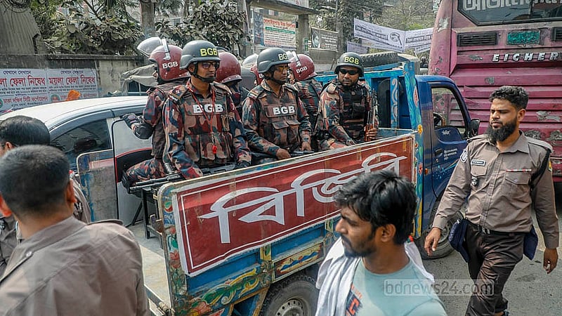 ত্রয়োদশ সংসদ নির্বাচন ঘিরে রাজধানীর দোলাইর পাড়ে টহল জোরদার করেছে বিজিবি। ছবি: আব্দুল্লাহ আল মমীন