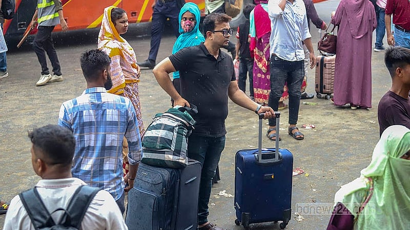 কোরবানির ঈদ উপলক্ষে ঢাকা ছাড়ছে মানুষ। বৃহস্পতিবার রাজধানীর দোলাইরপাড় থেকে তোলা। ছবি: আব্দুল্লাহ আল মমীন