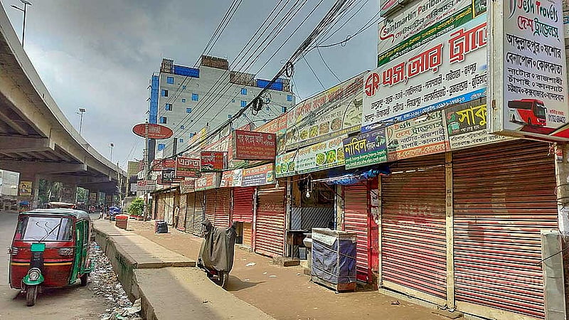 এক দফা দাবিতে অসহযোগ আন্দোলনের প্রথম দিন রোববার বেলা পৌনে ১১টায় উত্তরার আব্দুল্লাহপুরে বন্ধ দূরপাল্লার বিভিন্ন বাস কাউন্টার। ছবি: প্রশান্ত মৈত্র