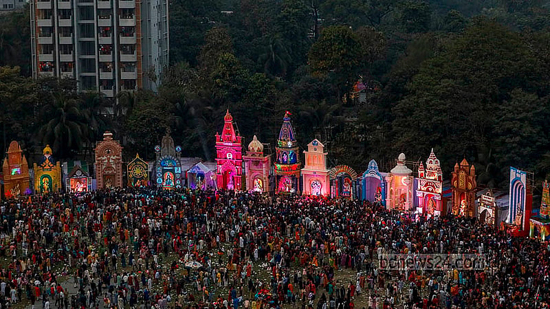 সরস্বতী পূজায় শুক্রবার বিকালে ঢাকা বিশ্ববিদ্যালয়ের জগন্নাথ হলের মাঠ ভরে যায় ভক্তকুলের আগমনে