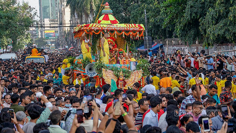 সনাতন ধর্মগুরুদের মতে, দুই ভাই কৃষ্ণ, বলরাম ও বোন সুভদ্রা নিজ নগর ভ্রমণে নিয়ম অনুযায়ী হয়ে থাকে এই রথ যাত্রা। যার প্রথমে থাকে ভাই বলরামের রথ; মাঝেরটি বোন সুভদ্রার; আর শেষেরটি জগন্নাথের। ছবি: মাহমুদ জামান অভি