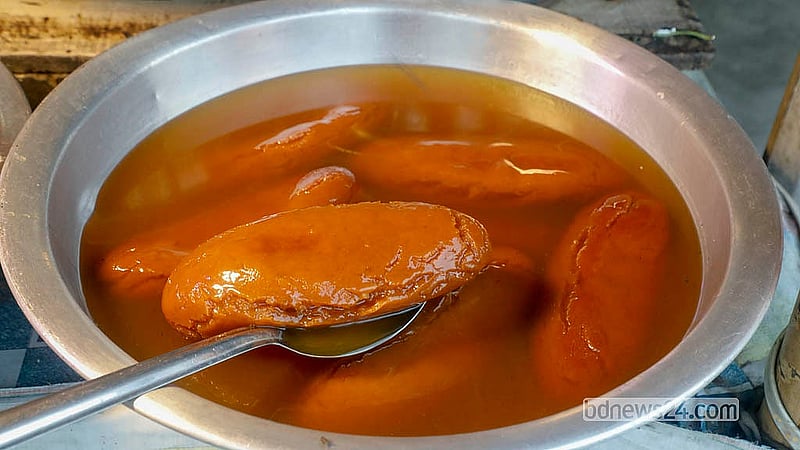 ঢাকার পূর্বাচলে নীলা মার্কেটে মিষ্টির পসরা সাজিয়ে বসে আছেন এক বিক্রেতা। ২৫০ টাকা থেকে ৬০০ টাকা কেজি দরেও মিষ্টি পাওয়া যায় সেখানে