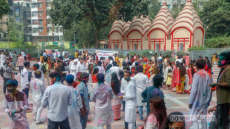ফাল্গুনের পূর্ণিমা তিথিতে দোল উৎসবে মেতে ওঠেন সনাতন ধর্মাবলম্বীরা। গৌর পূর্ণিমার সময়ের এ উৎসব দোলযাত্রা কিংবা দোল পূর্ণিমা নামেও পরিচিত